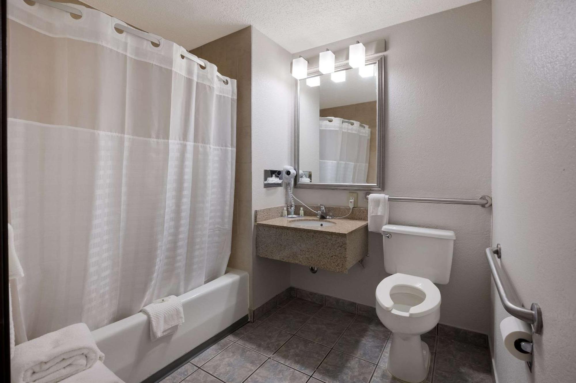 Quality Inn Hall Of Fame Canton Dış mekan fotoğraf